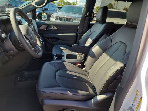 New 2026 Chrysler Pacifica Select image 19