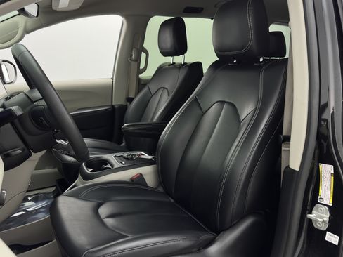 Used 2023 Chrysler Pacifica Touring-L FWD image 16