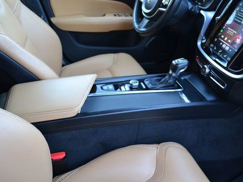 Used 2020 Volvo V60 T5 Cross Country image 24