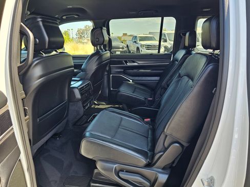 Used 2024 Jeep Wagoneer Series III AWD/4WD image 20