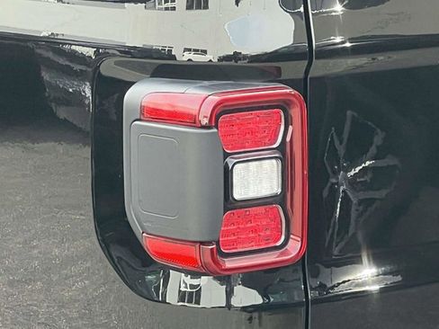 Certified 2022 Jeep Gladiator Overland AWD/4WD image 8