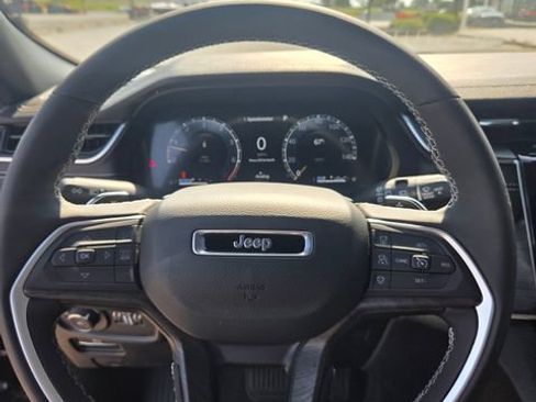 Used 2025 Jeep Grand Cherokee L Limited w/ Black Appearance Package AWD/4WD image 10