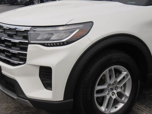 Certified 2025 Ford Explorer Active RWD image 3