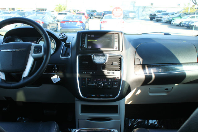 Used 2016 Chrysler Town & Country Touring FWD image 17