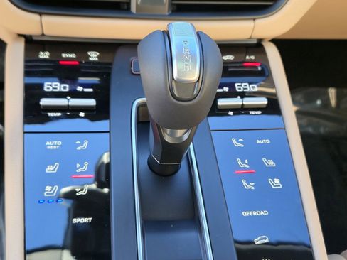 Certified 2025 Porsche Macan image 26