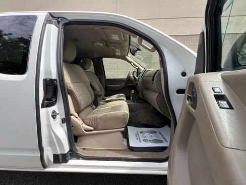 Used 2014 Nissan Frontier SV w/ SV Value Truck Package AWD/4WD image 13