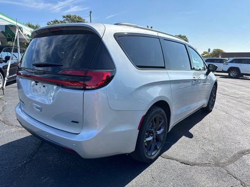 New 2026 Chrysler Pacifica Select w/ S Appearance Package image 5