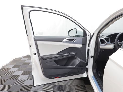 Used 2026 Volkswagen Taos SE image 5