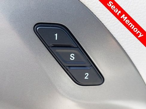 Used 2022 Chrysler Pacifica Touring-L image 16