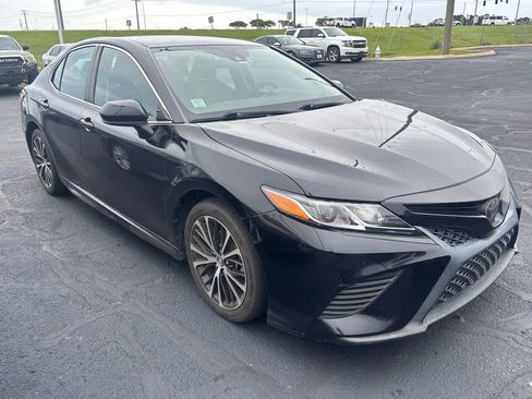 Used 2020 Toyota Camry SE FWD image 8