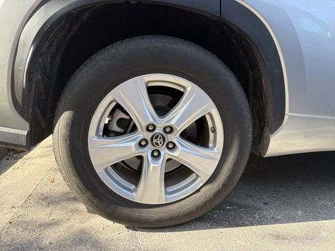 Used 2025 Toyota Highlander LE FWD image 5