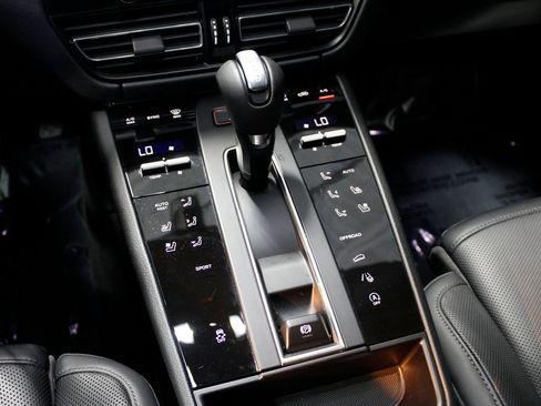 Certified 2025 Porsche Macan image 32