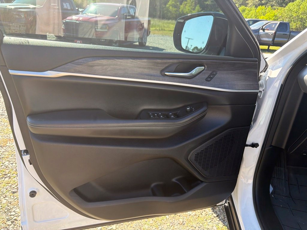 Used 2023 Jeep Grand Cherokee Limited w/ Black Appearance Package RWD image 10