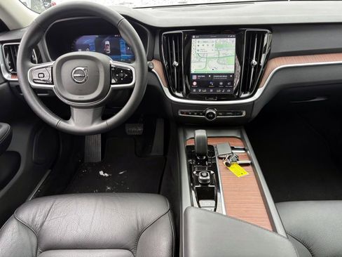 Used 2025 Volvo V60 B5 Cross Country Plus image 25