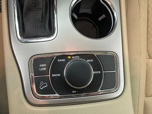 Used 2018 Jeep Grand Cherokee Laredo AWD/4WD image 32