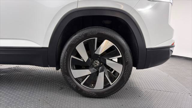 Used 2024 Volkswagen Atlas Cross Sport SE FWD image 35