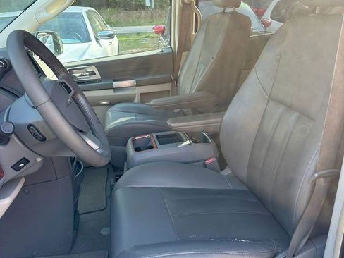 Used 2008 Chrysler Town & Country Touring FWD image 7