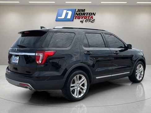 Used 2017 Ford Explorer XLT w/ Equipment Group 202A FWD image 5