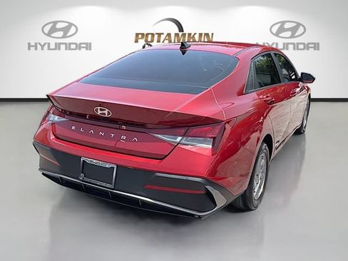 Used 2025 Hyundai Elantra SE w/ Cargo Package FWD image 5