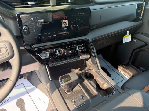 Used 2023 GMC Sierra 1500 AT4 w/ Technology Package AWD/4WD image 15
