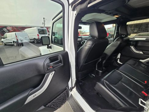 Used 2018 Jeep Wrangler Unlimited Sahara w/ Connectivity Group AWD/4WD image 12