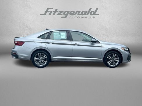 Used 2024 Volkswagen Jetta SE FWD image 3