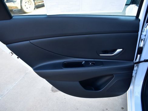 New 2025 Hyundai Elantra SE image 17