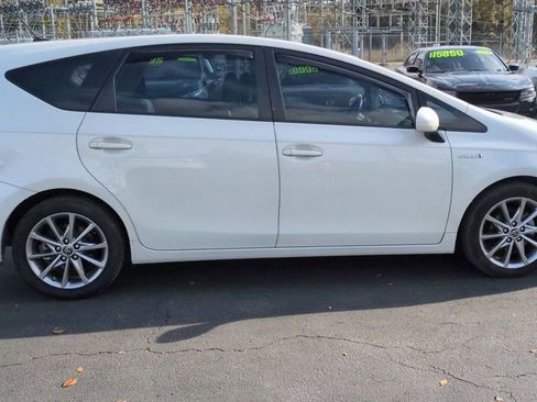 Used 2017 Toyota Prius V image 9