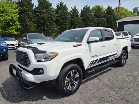 Used 2018 Toyota Tacoma TRD Sport w/ Technology Package AWD/4WD image 3