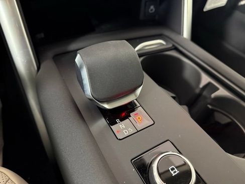 Used 2025 Land Rover Discovery Dynamic SE AWD/4WD image 19