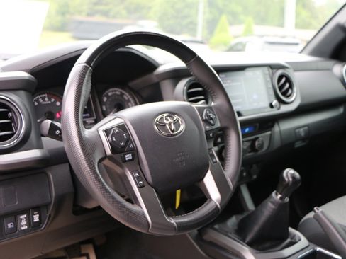 Used 2022 Toyota Tacoma TRD Off-Road AWD/4WD image 15