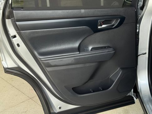 Used 2024 Toyota Highlander XLE FWD image 22