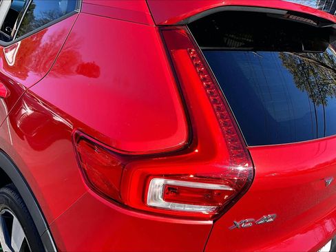 Used 2019 Volvo XC40 T4 Momentum image 26