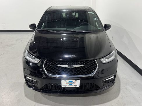 Used 2026 Chrysler Pacifica Limited FWD image 11