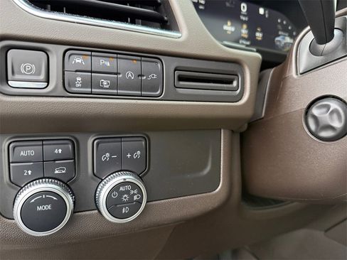 Used 2022 GMC Yukon XL SLT w/ SLT Premium Package image 19