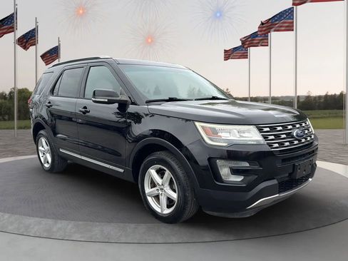 Used 2016 Ford Explorer XLT w/ Equipment Group 201A image 3