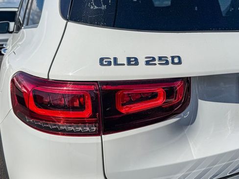 Used 2022 Mercedes-Benz GLB 250 4MATIC w/ Premium Package Lite image 9
