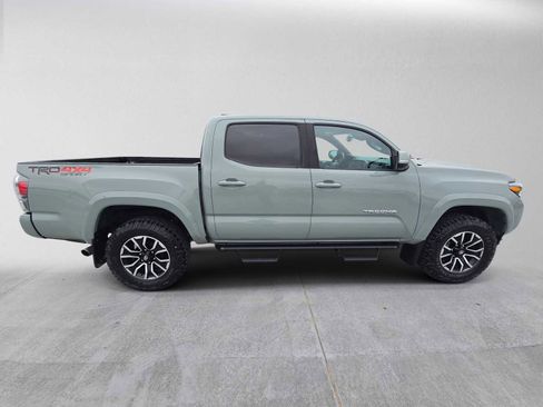 Used 2022 Toyota Tacoma TRD Sport w/ TRD Premium Sport Package AWD/4WD image 8