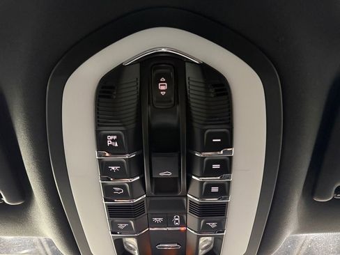 Used 2018 Porsche Macan Base w/ Premium Package image 38