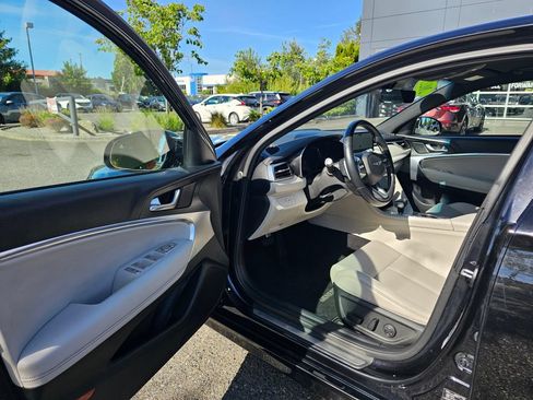 Used 2025 Genesis G70 2.5T AWD/4WD image 16