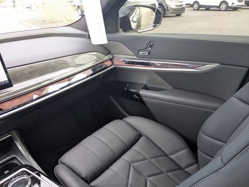 Used 2025 BMW 760i xDrive w/ Executive Package image 18