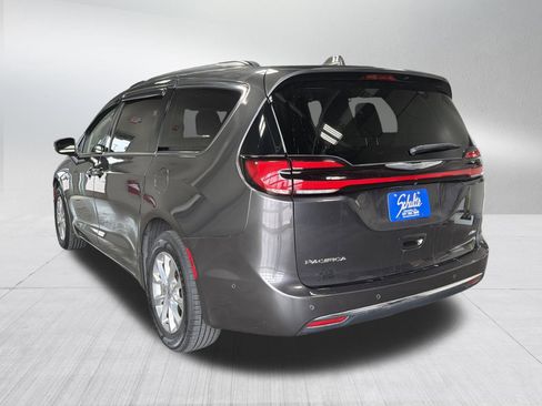 Used 2022 Chrysler Pacifica Touring-L w/ Uconnect Theater Family Group AWD/4WD image 5
