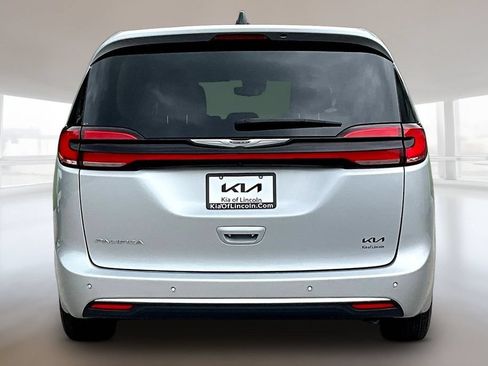 Used 2024 Chrysler Pacifica Touring-L FWD image 5