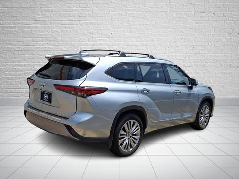 Used 2023 Toyota Highlander Platinum AWD/4WD image 6