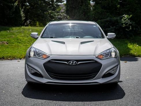 Used 2016 Hyundai Genesis Coupe 3.8 RWD image 2