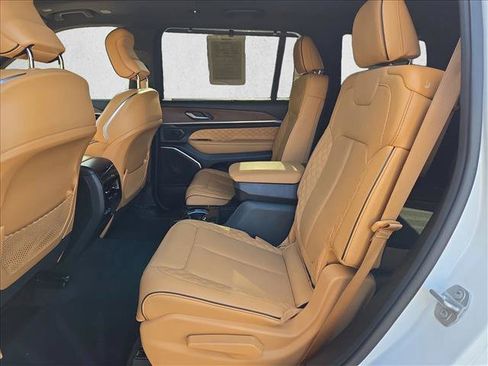 Used 2024 Jeep Grand Cherokee L Summit w/ Luxury Tech Group V AWD/4WD image 18