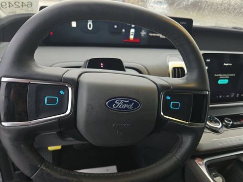 Used 2025 Ford Expedition Active image 18