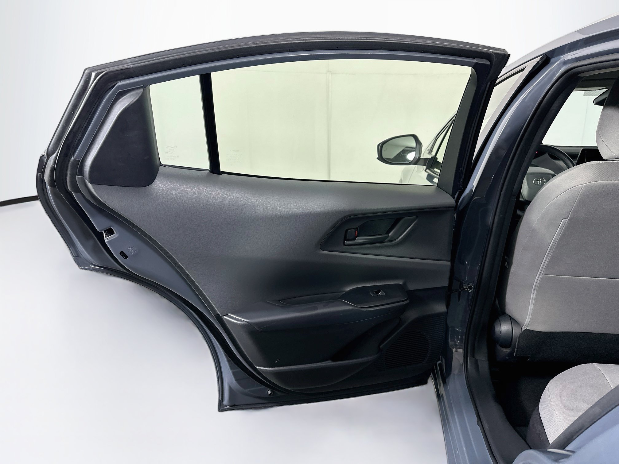 Used 2025 Toyota Prius LE FWD image 25
