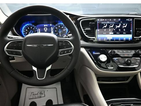 Used 2024 Chrysler Pacifica Limited w/ Uconnect Theater Family Group FWD image 14