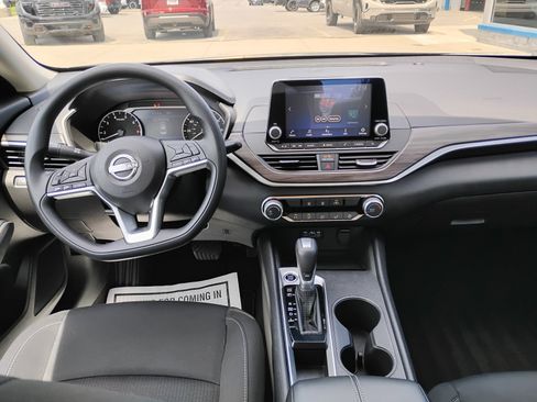 Used 2025 Nissan Altima 2.5 SV FWD image 16